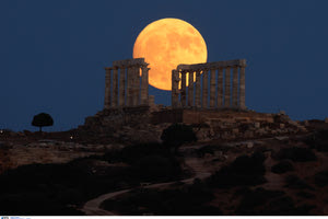 «Φεγγάρι του Ελαφιού»: Μαγικές εικόνες από την πανσέληνο που κοσμεί τον νυχτερινό ουρανό