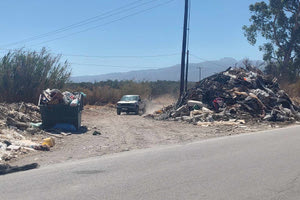 Όλα λάθος: Μια αυτοσχέδια χωματερή με τριγύρω ξερά χόρτα δίπλα σε αρχαιολογικό χώρο!