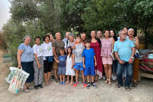 Ο υπαίθριος μπουφές με τα παραδοσιακά κεράσματα έκλεισε την όμορφη βραδιά μέσα στο πράσινο