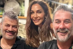 Δέσποινα Βανδή: Στην Κρήτη η τραγουδίστρια με τον Βασίλη Μπισμπίκη και τον Μανώλη Κονταρό