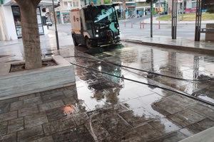 Επιχείρηση καθαρισμού από τη δήμο στην πλατεία Κορνάρου – Δείτε φωτογραφίες