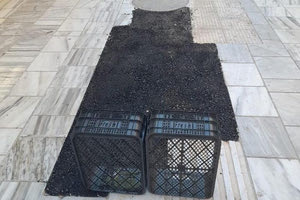 Η ανακοίνωση του του Δήμου για το μαύρο τσιμέντο ανάμεσα στις πλάκες