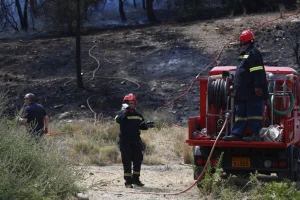 Τέσσερις προσαγωγές για τη φωτιά στα Γλυκά Νερά