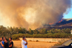 Μεγάλη δασική φωτιά στην Εύβοια – Κάηκε πυροσβεστικό όχημα