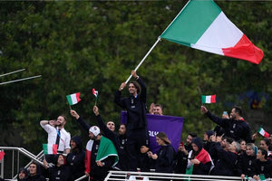 Ο Ιταλός σημαιοφόρος έχασε τη βέρα του στον Σηκουάνα – Η «συγγνώμη» στη σύζυγό του