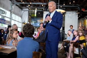 «Σας υπόσχομαι ότι είμαι καλά»: Ο πρόεδρος Μπάιντεν προσπαθεί να καθησυχάσει υποστηρικτές του στο Μίσιγκαν