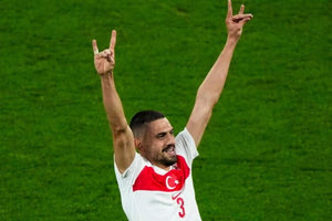 Αντέδρασε το Υπουργείο Εξωτερικών για την κίνηση του Ντεμιράλ να σχηματίσει το σήμα των «γκρίζων λύκων» στους πανηγυρισμούς