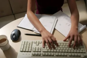 ΕΛΣΤΑΤ: Στο 9,6% μειώθηκε η ανεργία τον Ιούνιο στην Ελλάδα