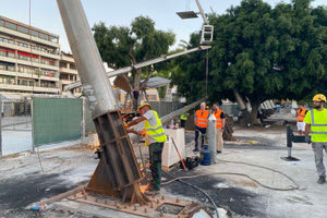 Κι όμως συμβαίνει: Ξηλώνονται οι πυλώνες φωτισμού από την πλατεία Ελευθερίας!