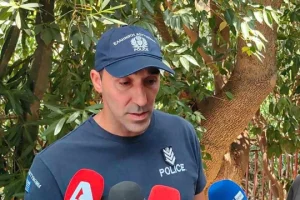 «Με κρατούσε σφιχτά γιατί φώναζε και δεν τον άκουγε κανένας», λέει ο αστυνομικός που έσωσε τον ηλικιωμένο στην Πάτρα