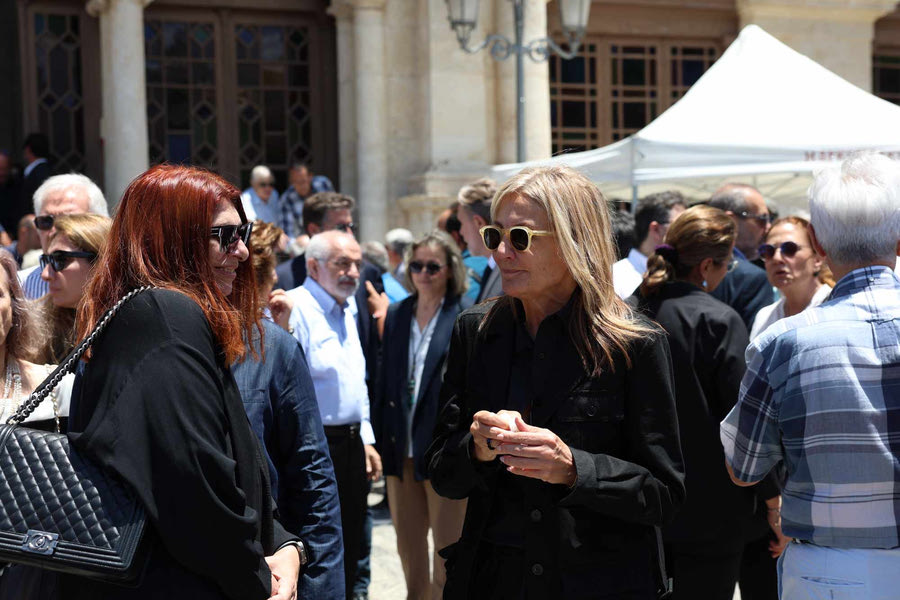 Πλήθος κόσμου “αποχαιρέτησε” τον Γιάννη Σμπώκο – παρούσα και η Μαρέβα Μητσοτάκη