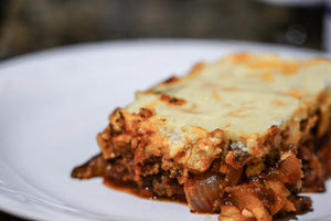 Μουσακάς από «χρυσάφι»: Το εξωφρενικό ποσό που πλήρωσε τουρίστρια για μια μερίδα στη Σαντορίνη