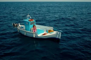 Μαρίνα Σάττι: Το videoclip του «Αχ Θάλασσα» αφιερωμένο στους πρόσφυγες που έχασαν τη ζωή τους στη Μεσόγειο