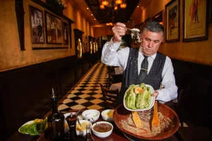 Η σαλάτα του Καίσαρα (Caesar salad) έγινε 100 χρονών – Η αυθεντική συνταγή και η ιστορία της