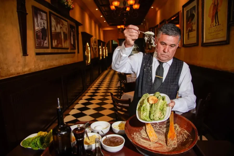 Η σαλάτα του Καίσαρα (Caesar salad) έγινε 100 χρονών – Η αυθεντική συνταγή και η ιστορία της