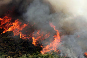 Ελικόπτερα και δεκάδες πυροσβέστες στην φωτιά στους Αγίους Δέκα