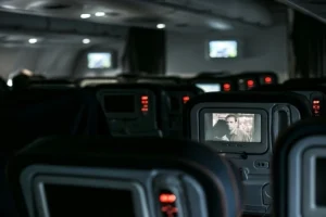 Επιβάτης εγκλωβίστηκε στην τουαλέτα αεροπλάνου: Το σημείωμα της αεροσυνοδού για να τον καθησυχάσει