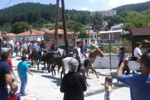 Το έθιμο του Άγιου Παντελεήμονα στην Κοζάνη: Καβαλάρηδες κατέκλυσαν τους δρόμους με τα άλογά τους