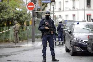 Επίθεση με μαχαίρι στο Παρίσι – Τραυματίστηκε αστυνομικός