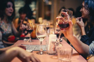 Μύκονος: Τουρίστες καταγγέλλουν ότι τους χρέωσαν 815 ευρώ για δύο ποτά