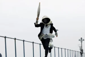 Ολυμπιακοί Αγώνες: Ήταν γυναίκα ο μυστηριώδης λαμπαδηδρόμος; – Η ανάρτηση και τα σενάρια