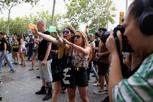 Ισπανία: Ο υπουργός Τουρισμού επιτίθεται σε διαδηλωτές που ψεκάζουν τουρίστες με νεροπίστολα