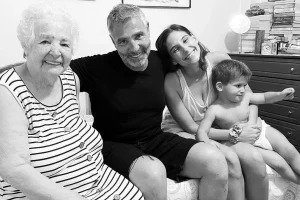 Η μαμά του Θοδωρή Αθερίδη έφυγε από τη ζωή κι εκείνος την αποχαιρέτησε με ένα γλυκό βίντεο