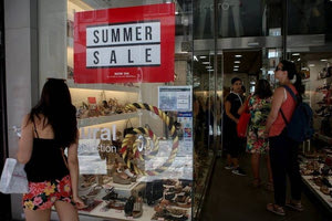 Θερινές εκπτώσεις: Ποια Κυριακή είναι ανοιχτά τα καταστήματα