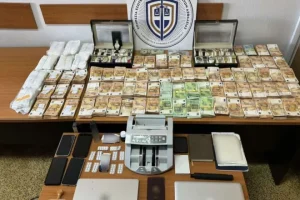 Τι αποκαλύπτει το σημειωματάριο των εκβιαστών – Στο «μικροσκόπιο» των Αρχών τα δυο τεφτέρια της 43χρονης «αρχηγού»