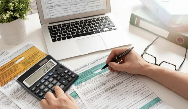 Στις 423.000 οι αυτόματες εκκαθαρίσεις φορολογικών δηλώσεων – 8 στους 10 φορολογούμενοι δεν πληρώνουν επιπλέον φόρο