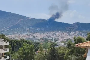 Φωτιά τώρα στα Γλυκά Νερά – Κοντά στον οικισμό οι φλόγες