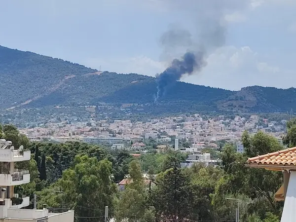 Φωτιά τώρα στα Γλυκά Νερά – Κοντά στον οικισμό οι φλόγες