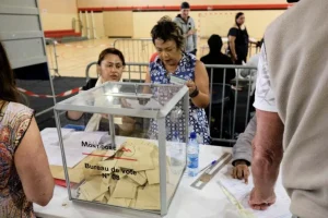 Εκλογές στην Γαλλία: Άνοιξαν οι κάλπες για τον δεύτερο κρίσιμο γύρο