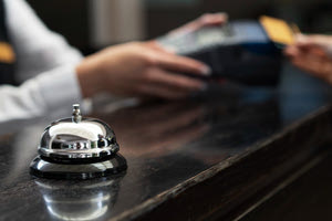 Σοβαρή καταγγελία:  “Zευγάρι Ιταλών δείχνει πλαστά εμβάσματα, θα κάνει… τσάμπα διακοπές σε όλη την Κρήτη”