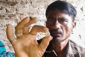 Ινδία: Καταχρεωμένος εργάτης βρίσκει διαμάντι που του άλλαξε τη ζωή