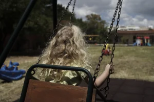 Αθήνα: Έπεσε δέντρο στην αυλή βρεφονηπιακού σταθμού την ώρα που έπαιζαν παιδιά