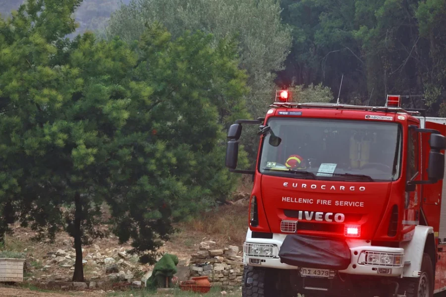 Πυροσβεστική: Χωρίς ενεργό μέτωπο η φωτιά στα Βίλια, βελτιωμένη η εικόνα στο Καστράκι Αρκαδίας