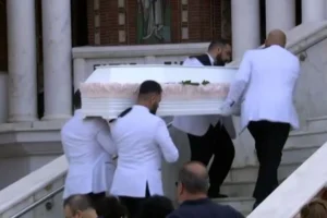 Χαλκιδική: Σε κλίμα οδύνης η κηδεία της 13χρονης που σκοτώθηκε από κεραυνό