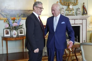 Και επίσημα πρωθυπουργός ο Στάρμερ, πήρε την «εντολή» από τον Κάρολο