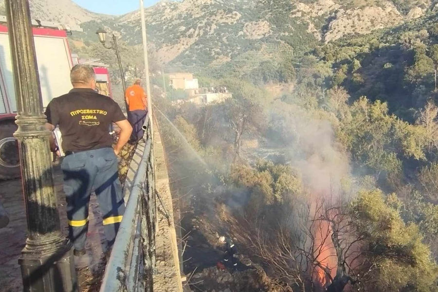 Υπό μερικό έλεγχο η πυρκαγιά στο Κατωφύγι – Το μήνυμα του Δημάρχου Βιάννου