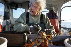 Γιαγιά 104 ετών συνεχίζει να ψαρεύει καθημερινά αστακούς – Ποια είναι τα μυστικά της μακροζωίας