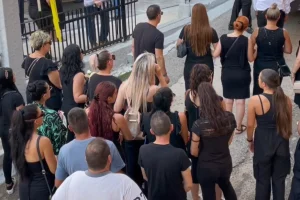 Γυναικοκτονία στην Αμφιλοχία: Σε κλίμα οδύνης η κηδεία της 36χρονης μητέρας