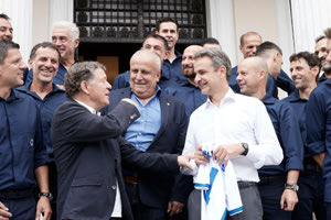 Συναντήθηκε με τους πρωταθλητές του 2004 ο Μητσοτάκης