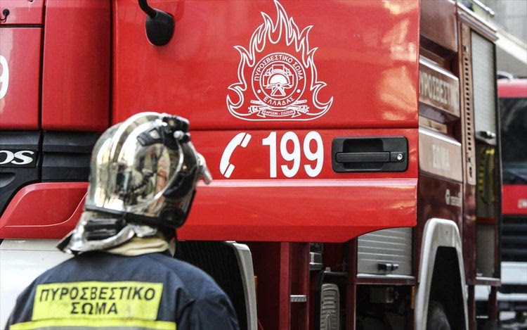 Φωτιά σε αποθήκες κινητοποίησε την πυροσβεστική