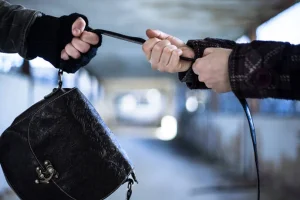 Σπάτα: Συνελήφθησαν οι νεαροί τσαντάκηδες που τραυμάτησαν ηλικιωμένη ενώ τη λήστευαν