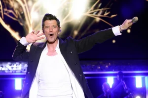 Σάκης Ρουβάς: Το ατύχημά του πάνω στη σκηνή – Πώς το αντιμετώπισε;