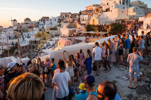 Σαντορίνη: Αντιδράσεις μετά τον “περιορισμό μετακινήσεων” λόγω απόβασης τουριστών