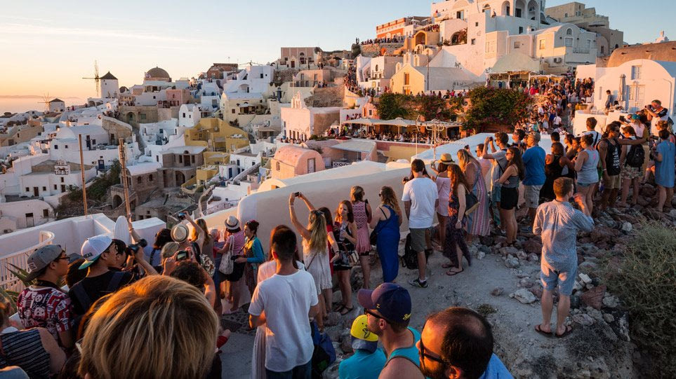 Πλήγμα στον τουριστικό τζίρο του Ιουνίου για Μύκονο και Σαντορίνη