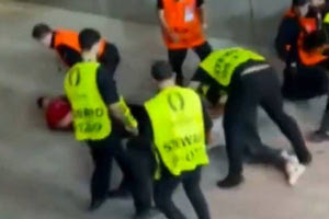 Euro 2024: Σεκιούριτι ξυλοκόπησαν εισβολέα (vid)