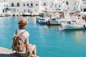 Αλλάζει το πλαίσιο για τον τουρισμό: Ξενοδοχειακές μονάδες σε ακατοίκητα νησιά και «φρένο» στο Airbnb – Πώς επηρεάζονται περιοχές της Κρήτης